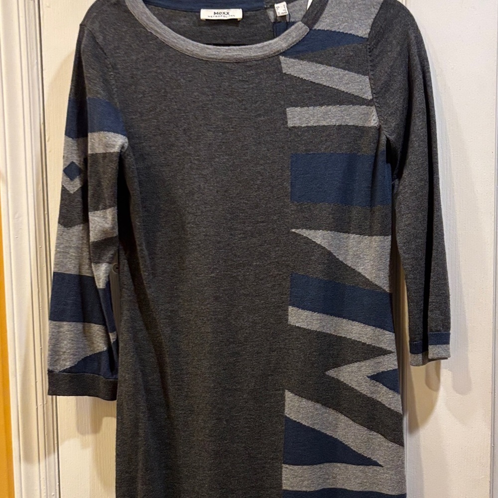 MEXX METROPOLITAN..FROM UK
GRAY AND BLUE LIGHT WEIGHT SWEATER DRESS SIZE MED